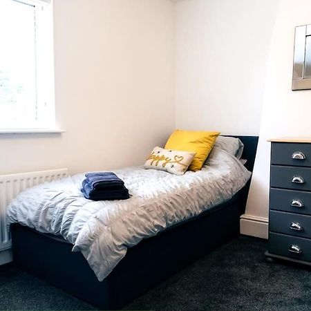 4 Bedroom - Sleep 9 Home In Cheadle Staffordshire - Alton Towers Polar Express Dimmingsdale Peak District Trentham Gardens Water World المظهر الخارجي الصورة