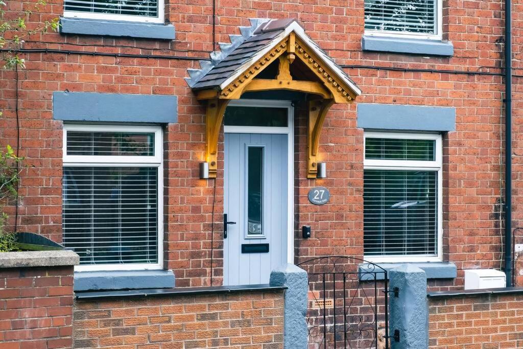 4 Bedroom - Sleep 9 Home In Cheadle Staffordshire - Alton Towers Polar Express Dimmingsdale Peak District Trentham Gardens Water World المظهر الخارجي الصورة