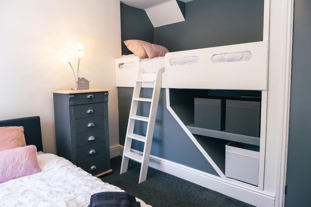 4 Bedroom - Sleep 9 Home In Cheadle Staffordshire - Alton Towers Polar Express Dimmingsdale Peak District Trentham Gardens Water World المظهر الخارجي الصورة