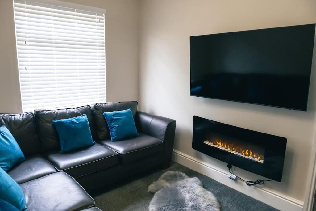 4 Bedroom - Sleep 9 Home In Cheadle Staffordshire - Alton Towers Polar Express Dimmingsdale Peak District Trentham Gardens Water World المظهر الخارجي الصورة