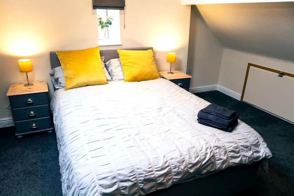 4 Bedroom - Sleep 9 Home In Cheadle Staffordshire - Alton Towers Polar Express Dimmingsdale Peak District Trentham Gardens Water World المظهر الخارجي الصورة