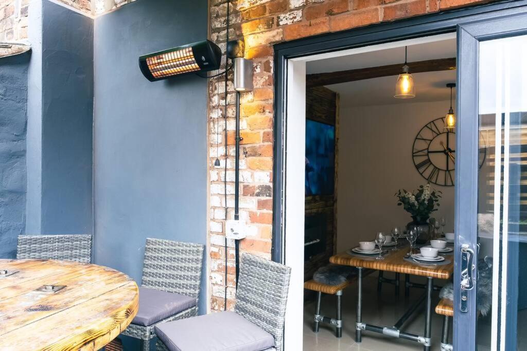 4 Bedroom - Sleep 9 Home In Cheadle Staffordshire - Alton Towers Polar Express Dimmingsdale Peak District Trentham Gardens Water World المظهر الخارجي الصورة