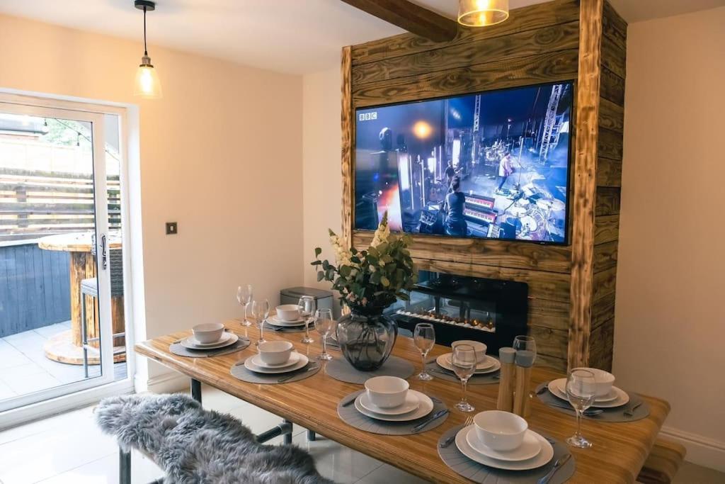 4 Bedroom - Sleep 9 Home In Cheadle Staffordshire - Alton Towers Polar Express Dimmingsdale Peak District Trentham Gardens Water World المظهر الخارجي الصورة