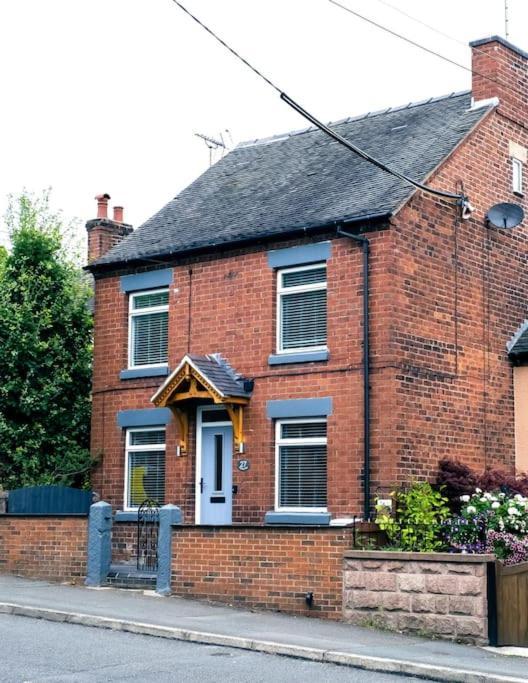 4 Bedroom - Sleep 9 Home In Cheadle Staffordshire - Alton Towers Polar Express Dimmingsdale Peak District Trentham Gardens Water World المظهر الخارجي الصورة