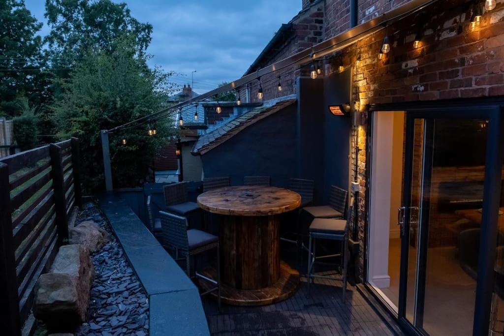 4 Bedroom - Sleep 9 Home In Cheadle Staffordshire - Alton Towers Polar Express Dimmingsdale Peak District Trentham Gardens Water World المظهر الخارجي الصورة