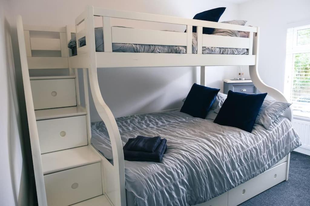 4 Bedroom - Sleep 9 Home In Cheadle Staffordshire - Alton Towers Polar Express Dimmingsdale Peak District Trentham Gardens Water World المظهر الخارجي الصورة
