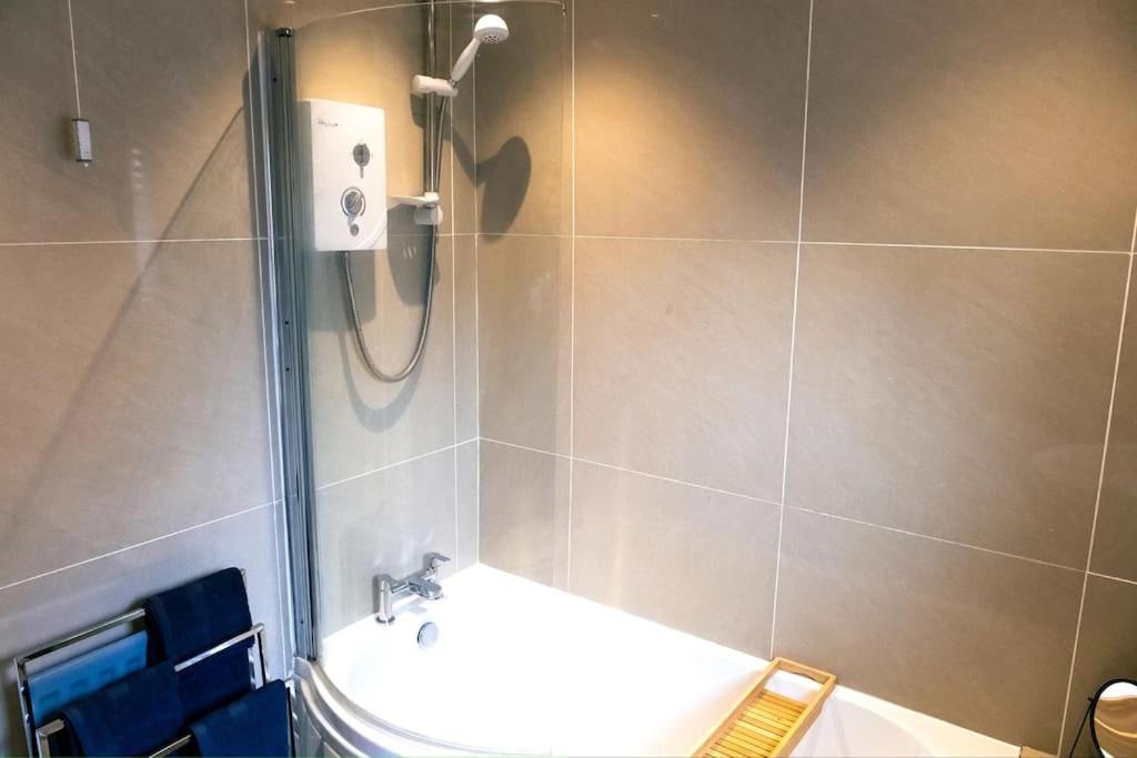 4 Bedroom - Sleep 9 Home In Cheadle Staffordshire - Alton Towers Polar Express Dimmingsdale Peak District Trentham Gardens Water World المظهر الخارجي الصورة