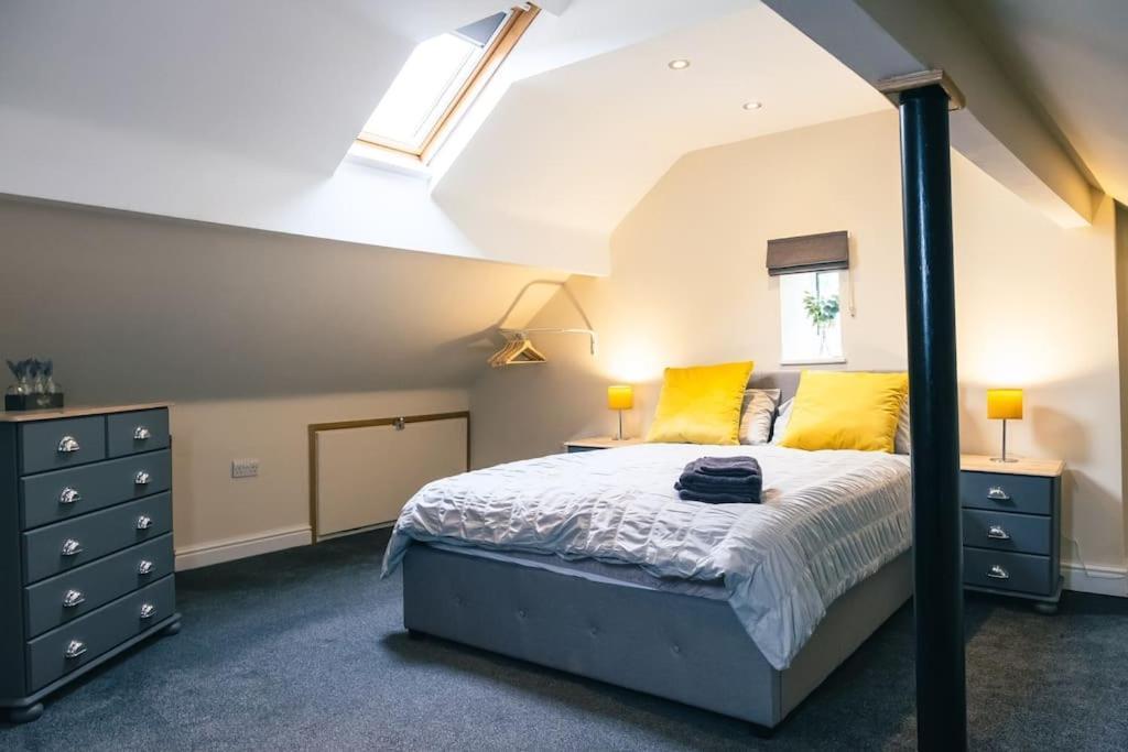4 Bedroom - Sleep 9 Home In Cheadle Staffordshire - Alton Towers Polar Express Dimmingsdale Peak District Trentham Gardens Water World المظهر الخارجي الصورة