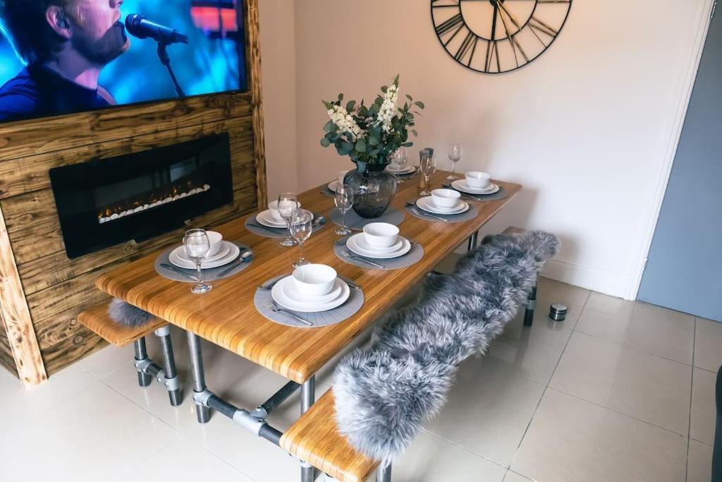 4 Bedroom - Sleep 9 Home In Cheadle Staffordshire - Alton Towers Polar Express Dimmingsdale Peak District Trentham Gardens Water World المظهر الخارجي الصورة