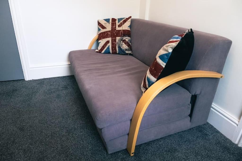 4 Bedroom - Sleep 9 Home In Cheadle Staffordshire - Alton Towers Polar Express Dimmingsdale Peak District Trentham Gardens Water World المظهر الخارجي الصورة