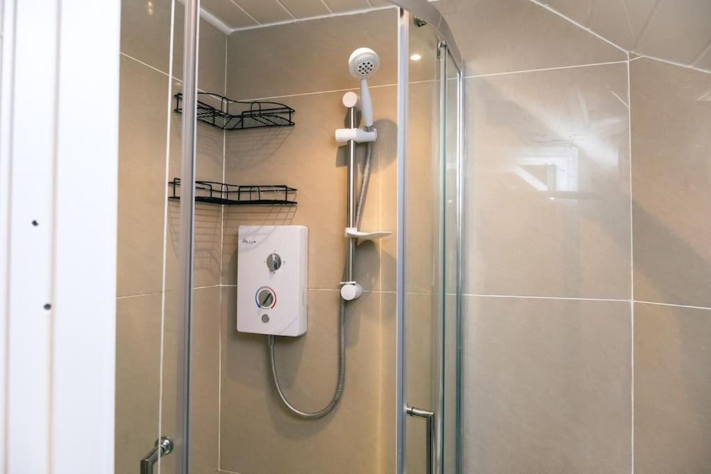 4 Bedroom - Sleep 9 Home In Cheadle Staffordshire - Alton Towers Polar Express Dimmingsdale Peak District Trentham Gardens Water World المظهر الخارجي الصورة