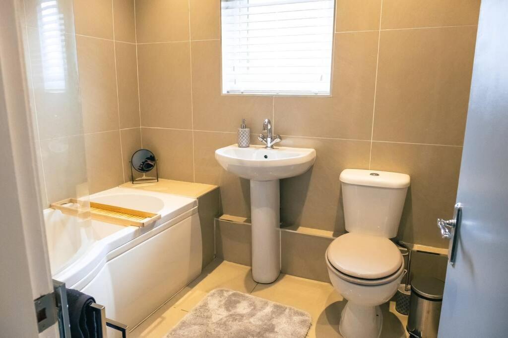 4 Bedroom - Sleep 9 Home In Cheadle Staffordshire - Alton Towers Polar Express Dimmingsdale Peak District Trentham Gardens Water World المظهر الخارجي الصورة