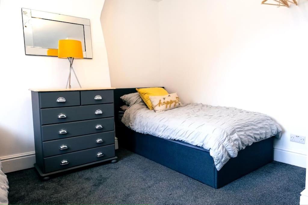 4 Bedroom - Sleep 9 Home In Cheadle Staffordshire - Alton Towers Polar Express Dimmingsdale Peak District Trentham Gardens Water World المظهر الخارجي الصورة