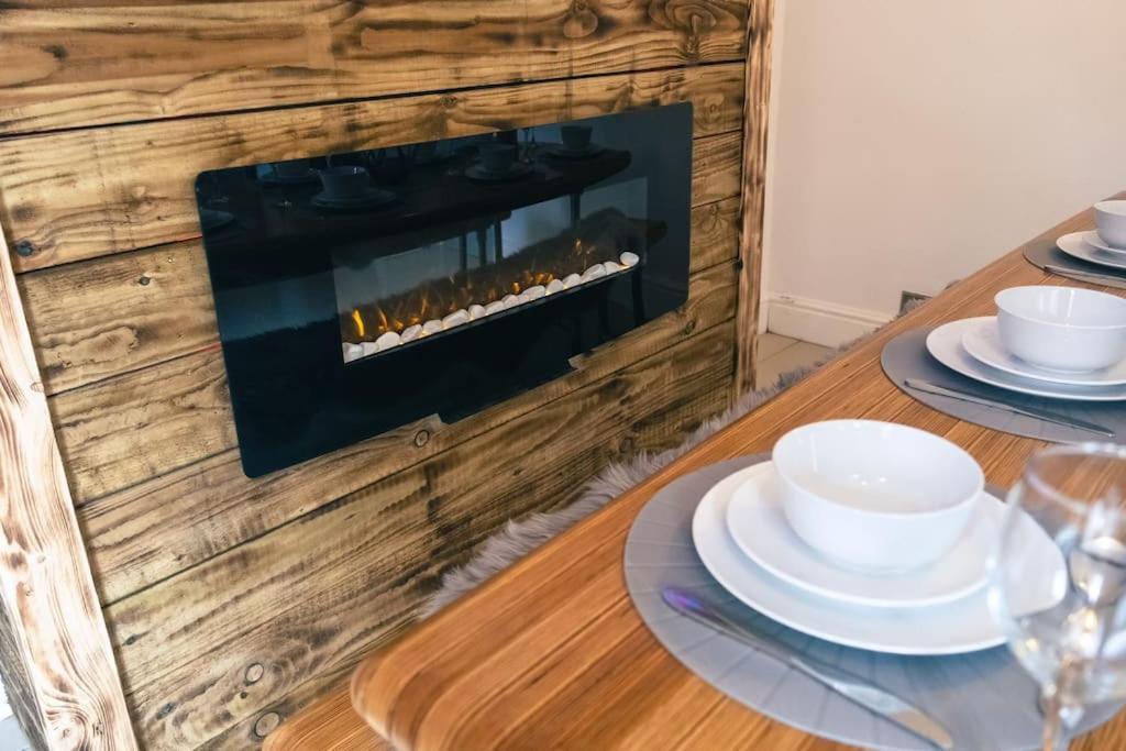 4 Bedroom - Sleep 9 Home In Cheadle Staffordshire - Alton Towers Polar Express Dimmingsdale Peak District Trentham Gardens Water World المظهر الخارجي الصورة