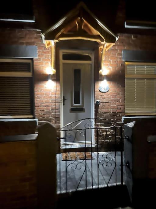 4 Bedroom - Sleep 9 Home In Cheadle Staffordshire - Alton Towers Polar Express Dimmingsdale Peak District Trentham Gardens Water World المظهر الخارجي الصورة