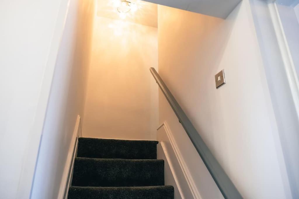 4 Bedroom - Sleep 9 Home In Cheadle Staffordshire - Alton Towers Polar Express Dimmingsdale Peak District Trentham Gardens Water World المظهر الخارجي الصورة