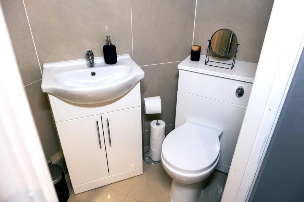 4 Bedroom - Sleep 9 Home In Cheadle Staffordshire - Alton Towers Polar Express Dimmingsdale Peak District Trentham Gardens Water World المظهر الخارجي الصورة