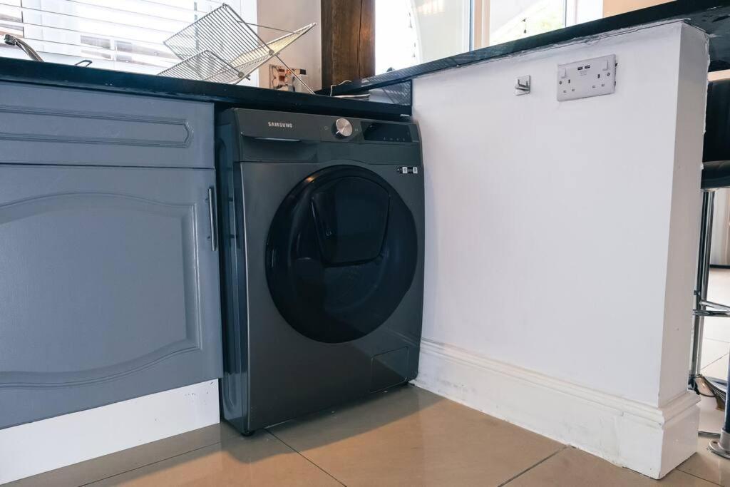 4 Bedroom - Sleep 9 Home In Cheadle Staffordshire - Alton Towers Polar Express Dimmingsdale Peak District Trentham Gardens Water World المظهر الخارجي الصورة