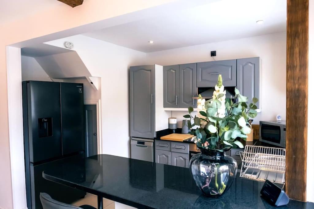4 Bedroom - Sleep 9 Home In Cheadle Staffordshire - Alton Towers Polar Express Dimmingsdale Peak District Trentham Gardens Water World المظهر الخارجي الصورة